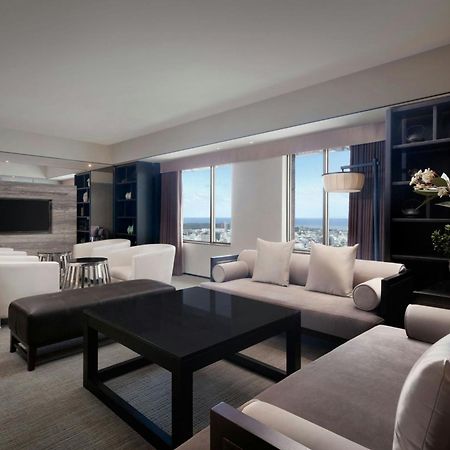 Sheraton Taitung Hotel Buitenkant foto A living room in a suite at the Ritz-Carlton, Dubai