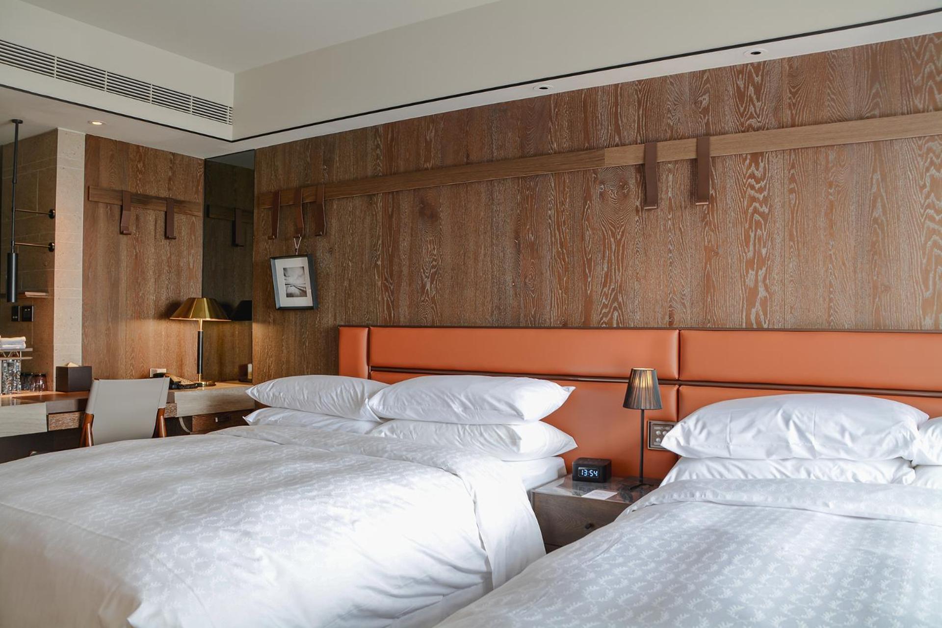 Sheraton Taitung Hotel Buitenkant foto A room at the hotel