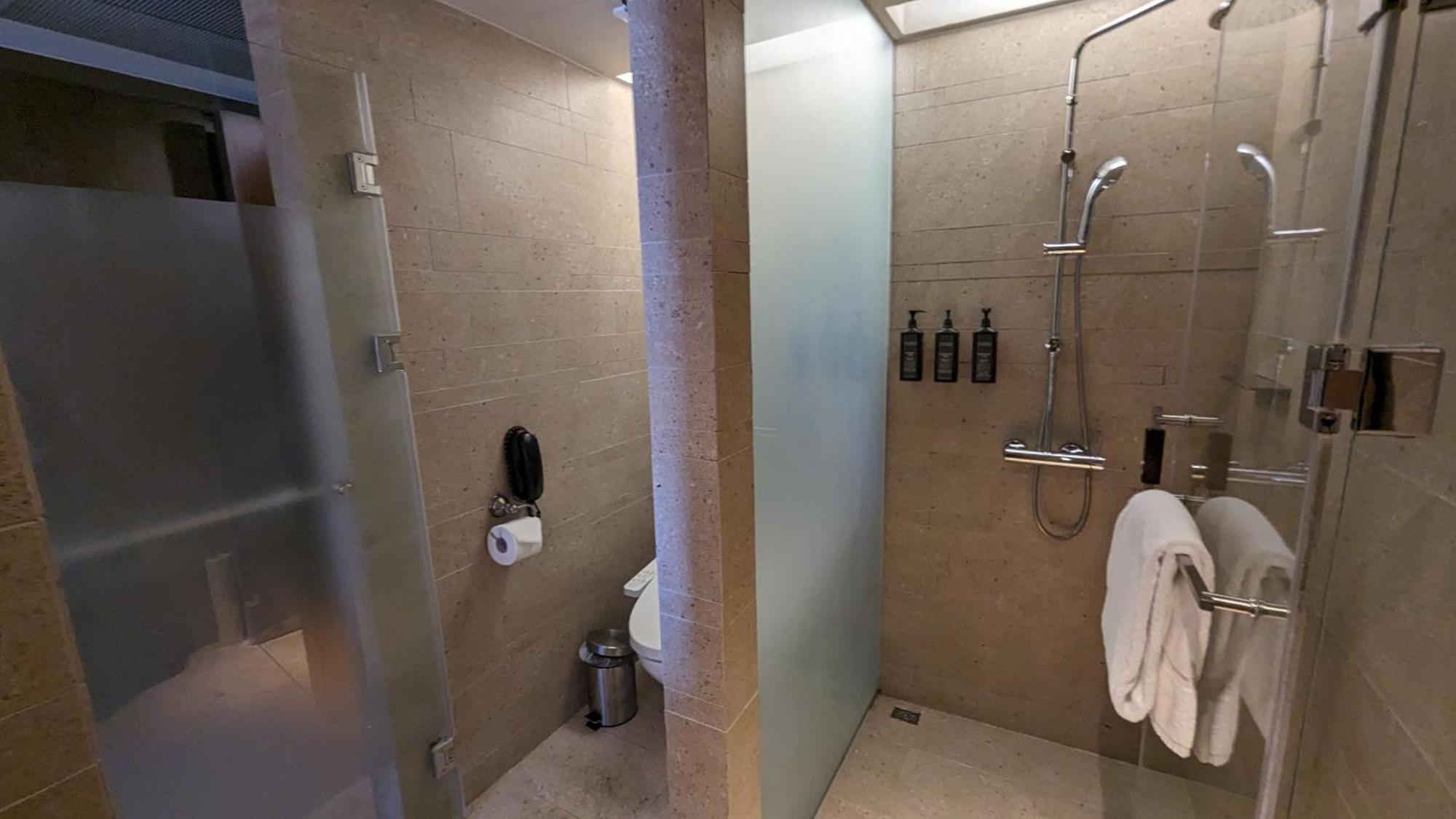 Sheraton Taitung Hotel Buitenkant foto Bathroom of a First Suite