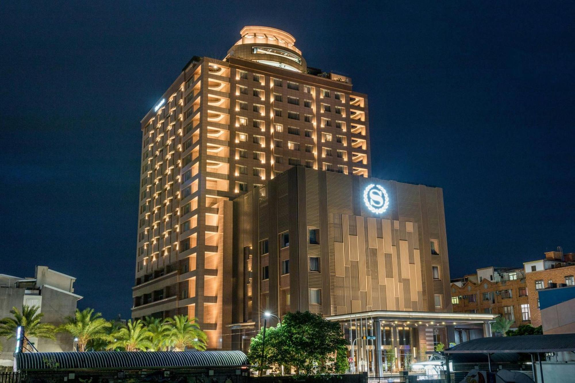 Sheraton Taitung Hotel Buitenkant foto The hotel at night