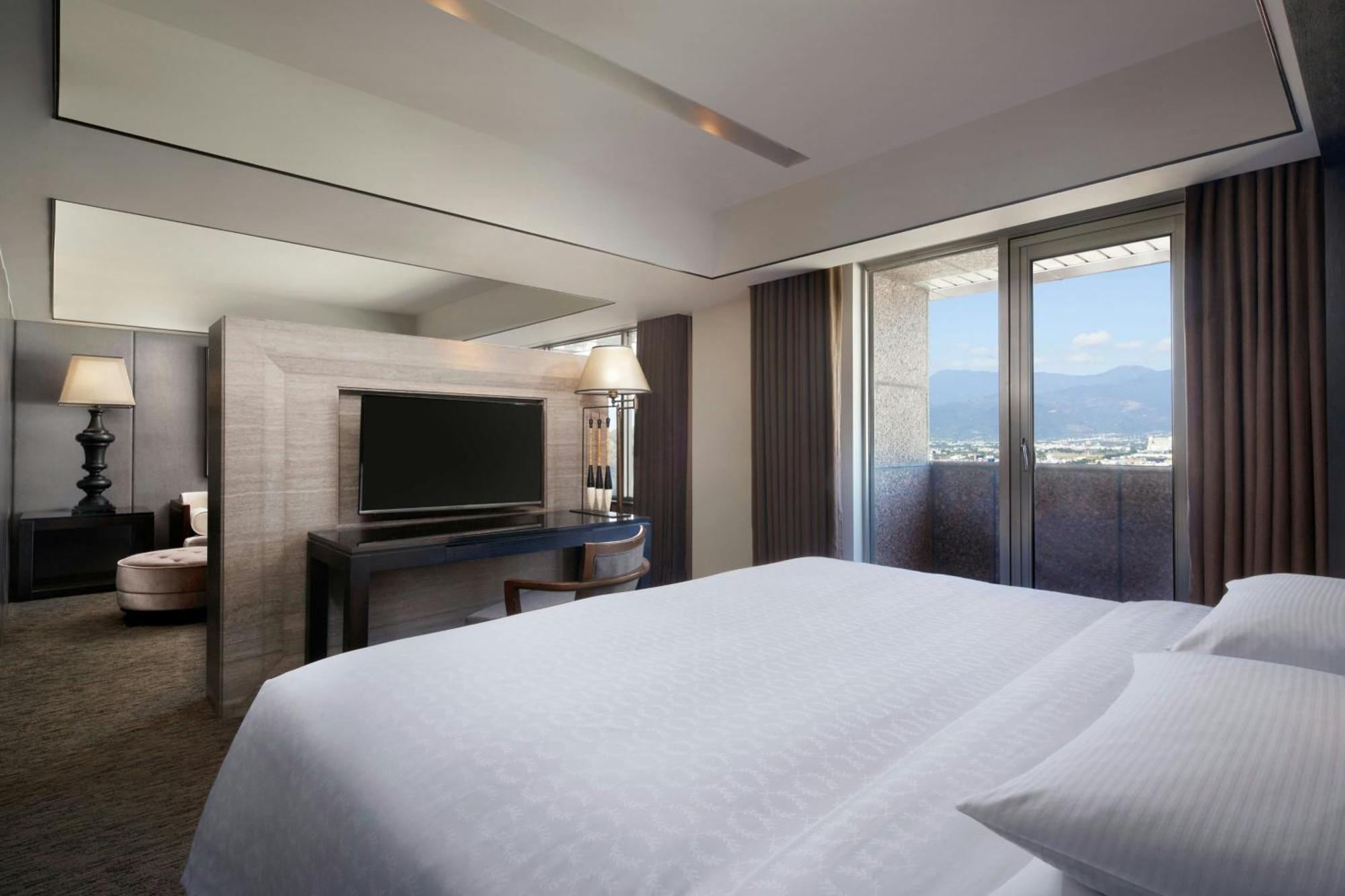 Sheraton Taitung Hotel Buitenkant foto A bedroom at the hotel