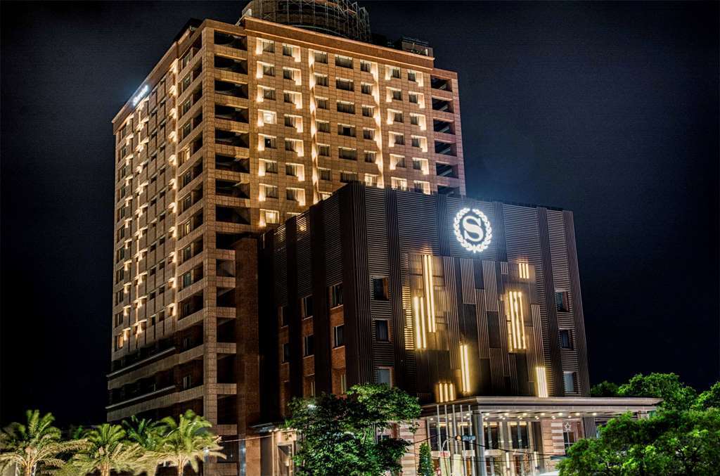 Sheraton Taitung Hotel Buitenkant foto The hotel at night