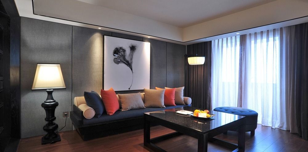 Sheraton Taitung Hotel Buitenkant foto A living room in a suite at The Park, New Delhi