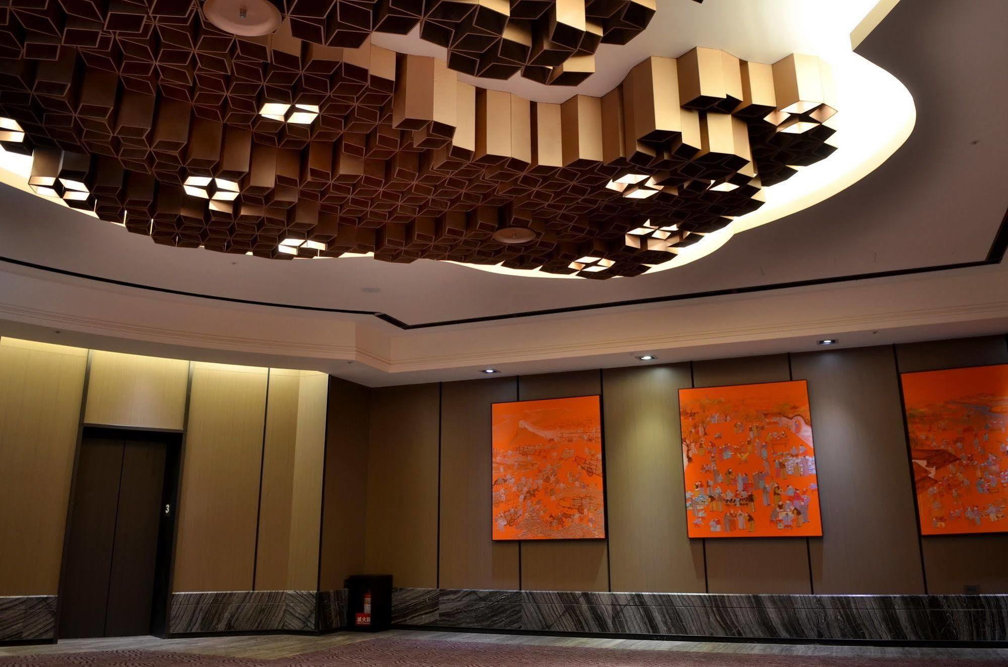Sheraton Taitung Hotel Buitenkant foto The lobby of the hotel